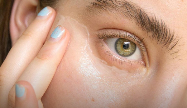 کرم دور چشم را از چه سنی و چگونه باید استفاده کنیم؟